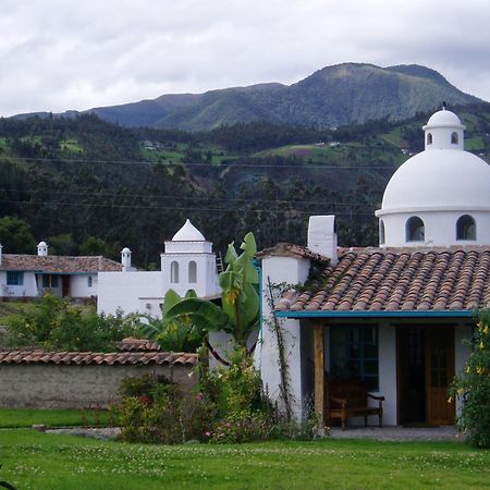 Las Palmeras Inn Отавало Екстериор снимка