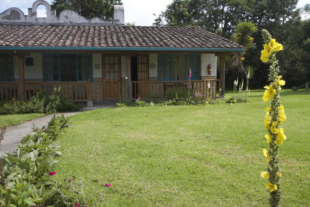 Las Palmeras Inn Отавало Екстериор снимка