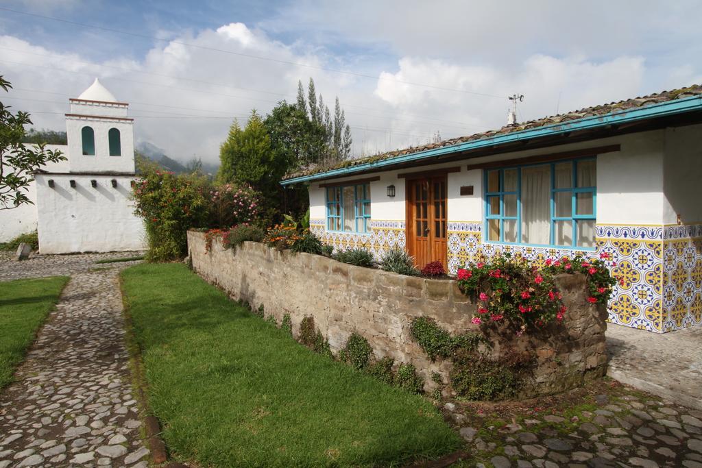Las Palmeras Inn Отавало Екстериор снимка