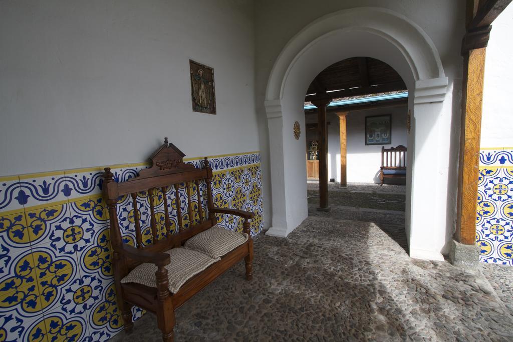 Las Palmeras Inn Отавало Екстериор снимка
