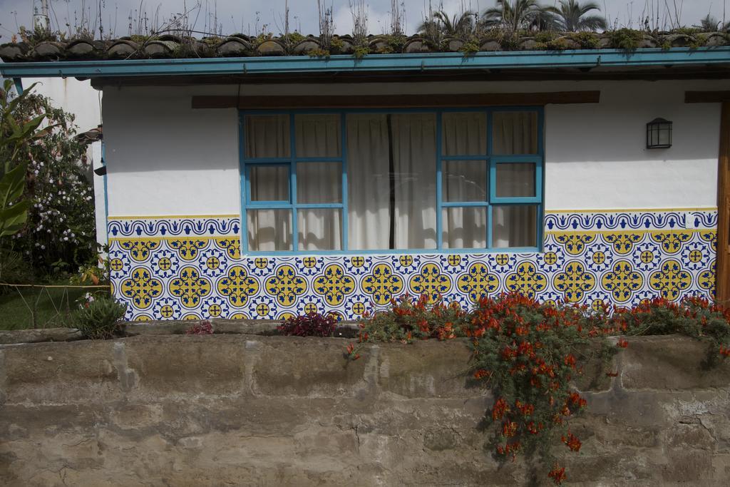 Las Palmeras Inn Отавало Екстериор снимка