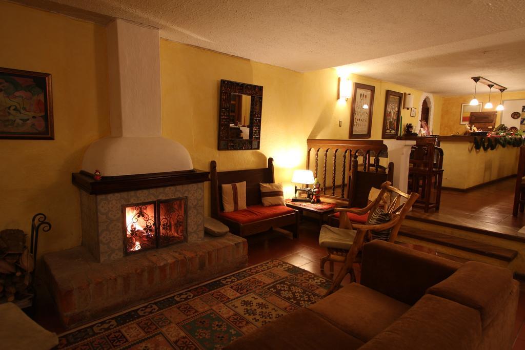 Las Palmeras Inn Отавало Екстериор снимка