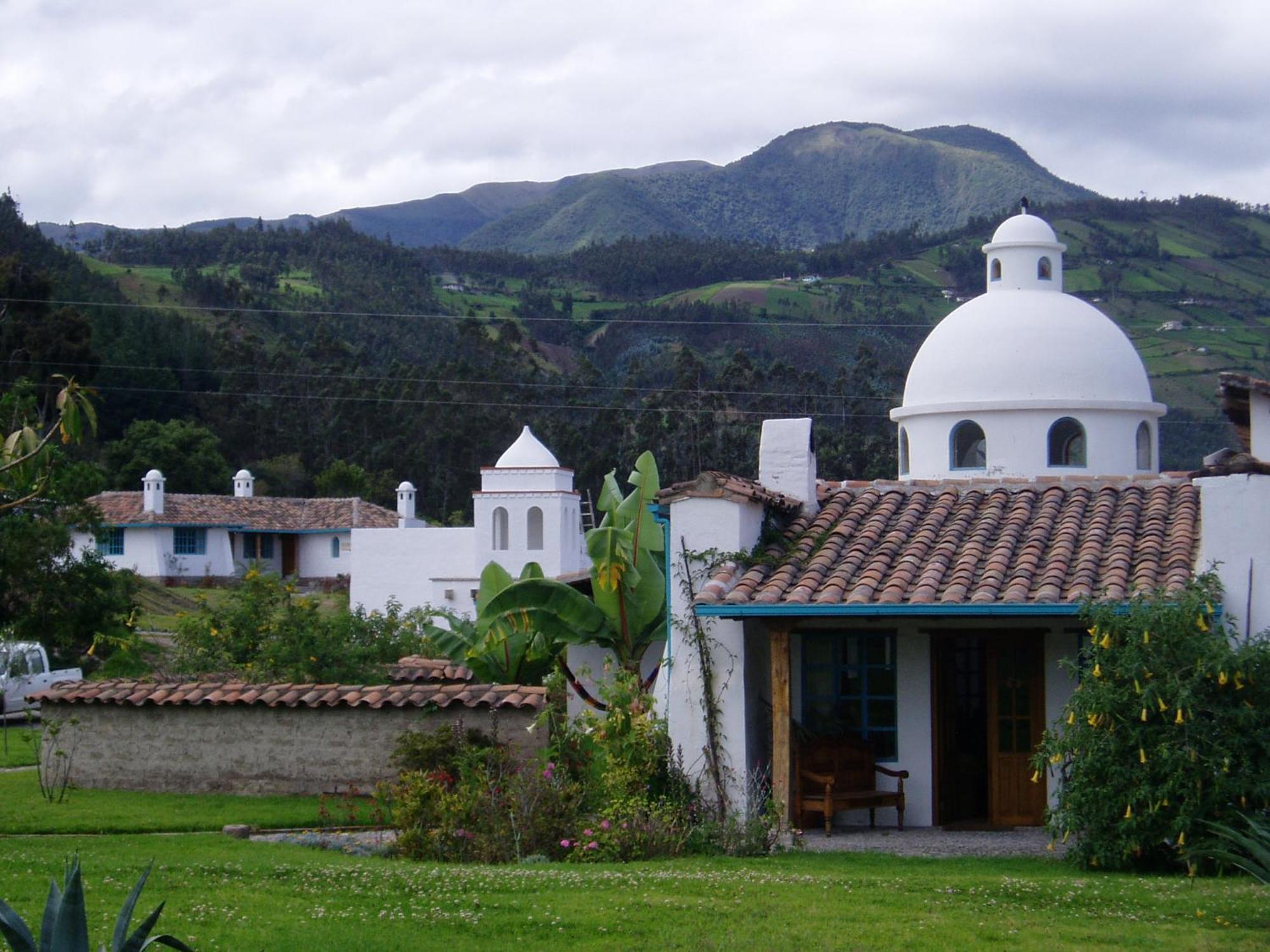 Las Palmeras Inn Отавало Екстериор снимка