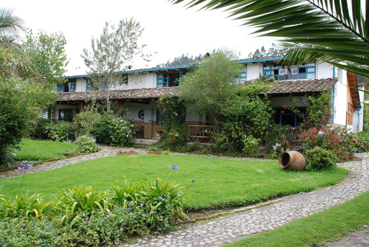 Las Palmeras Inn Отавало Екстериор снимка