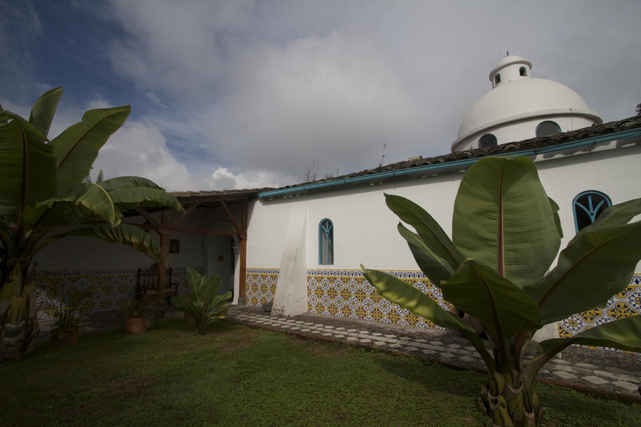 Las Palmeras Inn Отавало Екстериор снимка